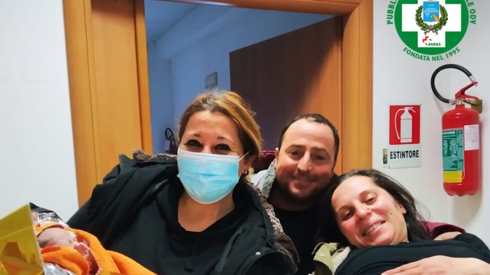 bimbo nasce in auto il miracolo di gabriel la nascita che rappresenta speranza
