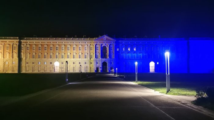 anche la reggia si tinge di giallo e blu in segno di vicinanza al popolo ucraino