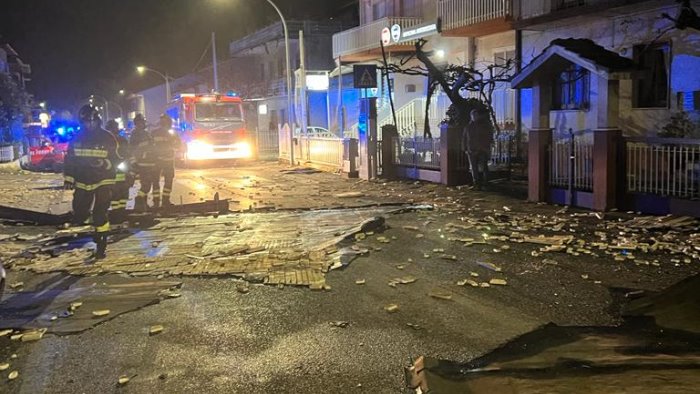 il vento forte sradica il tetto di un palazzo paura a san giorgio del sannio