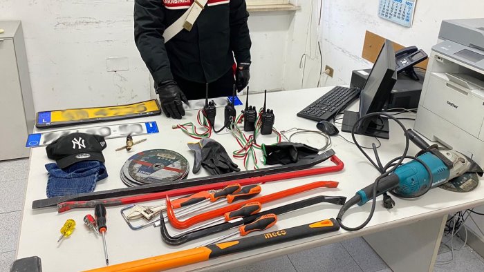 senza targhe tenta la fuga si schianta e finisce in ospedale