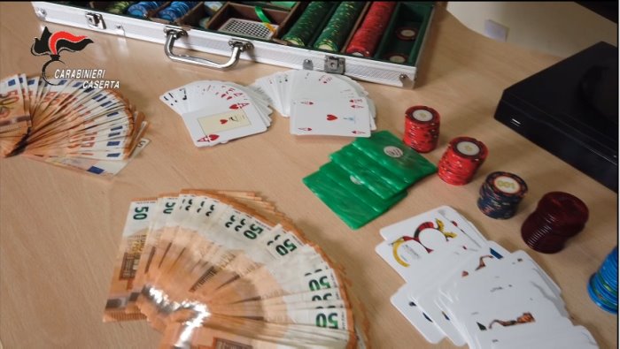 zecchinetta e migliaia di euro sui tavoli denunciati in 16 per gioco d azzardo