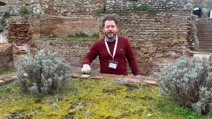 insieme per il teatro volontari in campo nell area archeologica