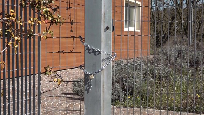 catene all ingresso dell asi la protesta dei lavoratori asidep