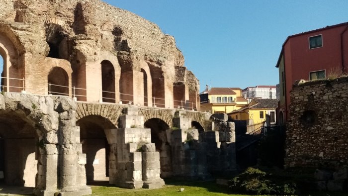manutenzione il teatro romano chiuso per due giorni