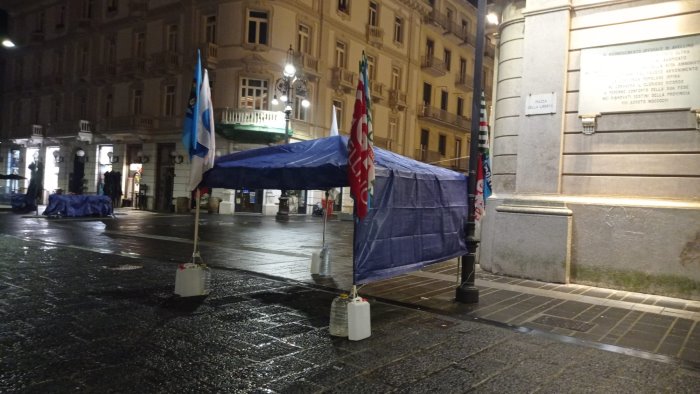 irpiniambiente operai montano la tenda in piazza sale livello della protesta
