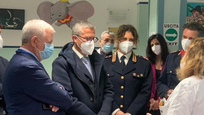 il questore conticchio visita l umberto i doni per i bimbi di pediatria