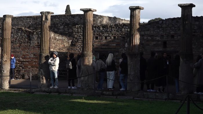 a pompei 50mila turisti al giorno ma mancano lavoratori in tutti i settori