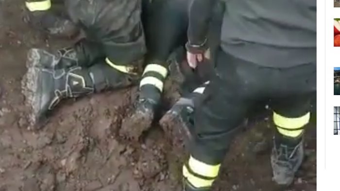 incidente sul lavoro a pontecagnano faiano operaio finisce sotto un escavatore