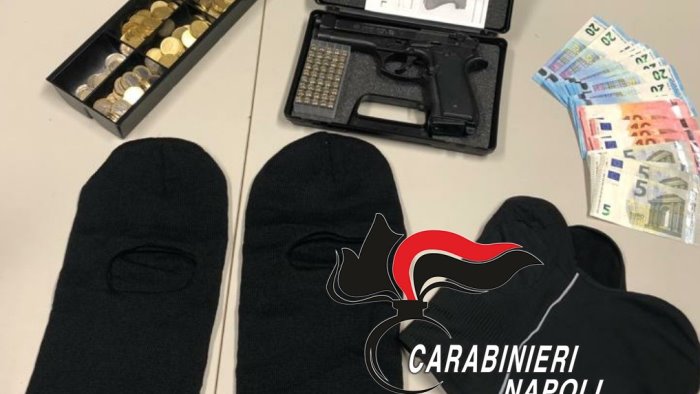 rapina in tabaccheria catturato uno dei malviventi con parte incasso e pistola