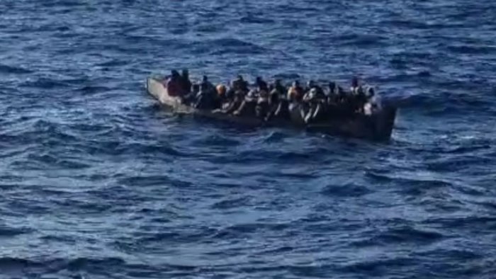 in 24 ore sbarchi senza sosta di migranti tra sicilia e calabria