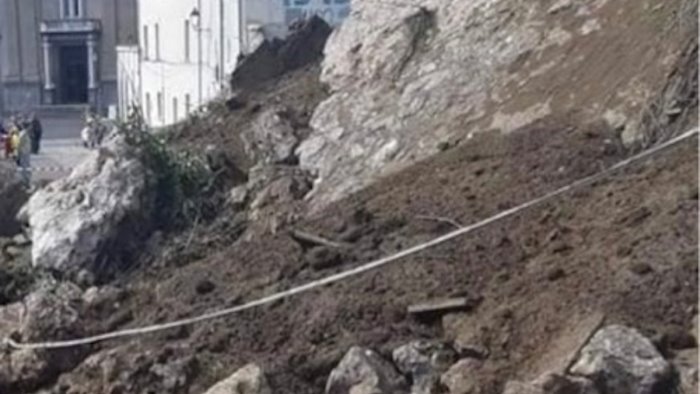 frana costone sulla strada della badia a cava de tirreni