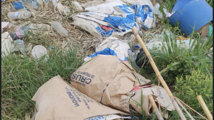 degrado a giugliano rifiuti edili spazzatura e mobili abbandonati in strada