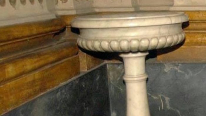 urina e feci nelle acquasantiere caccia ai responsabili