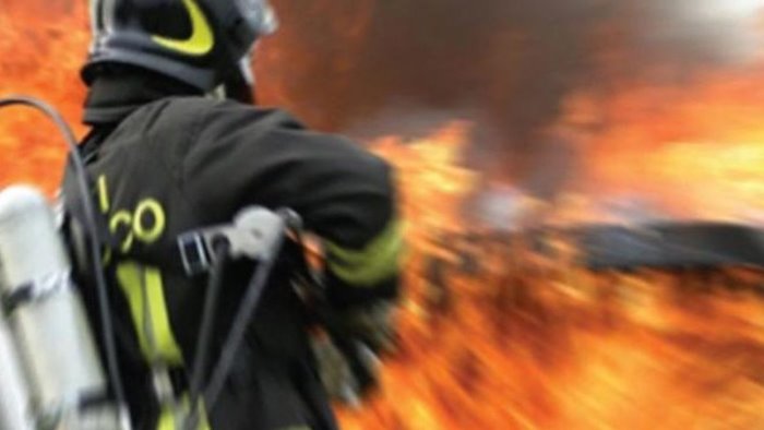 in fiamme capannone di una ditta di autotrasporti forse incendio doloso