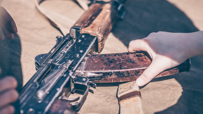 colpi di kalashnikov in un condominio terrore a cardito