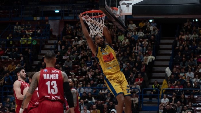 l ea7 emporio armani milano batte la givova scafati 89 80