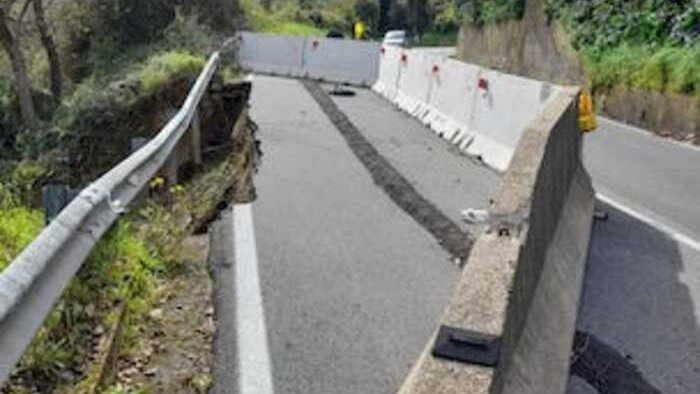 sorrento l anas chiude per un mese via nastro verde operatori in rivolta