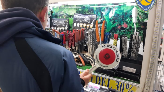 coltelli in vendita in un negozio di animali scatta il sequestro