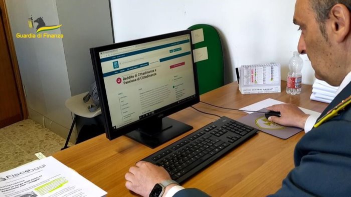 intascano il reddito di cittadinanza senza averne diritto nei guai 5 rumeni