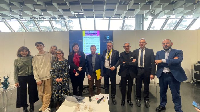 la scuola di ceramica vietrese protagonista alla fiera dell innovazione