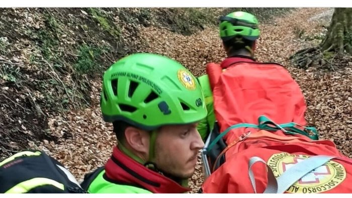 escursionista infortunata recuperata dal soccorso alpino e speleologico