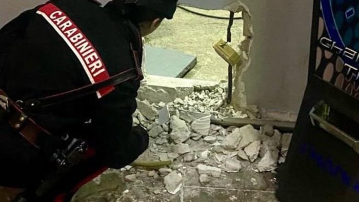 furti in irpinia carabinieri sventano colpo in una rivendita di tabacchi