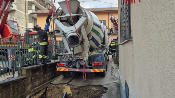 sprofonda la strada autobetoniera finisce nella voragine