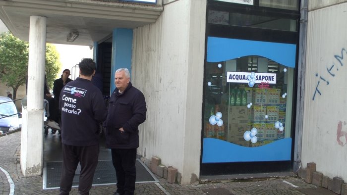 assalto al negozio di casalinghi rapinatore ferisce cassiera con un cacciavite