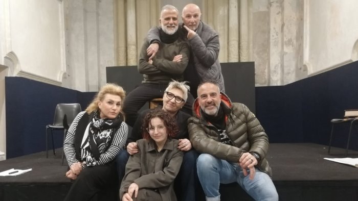 al piccolo teatro portacatena di salerno arriva la commedia di fornario
