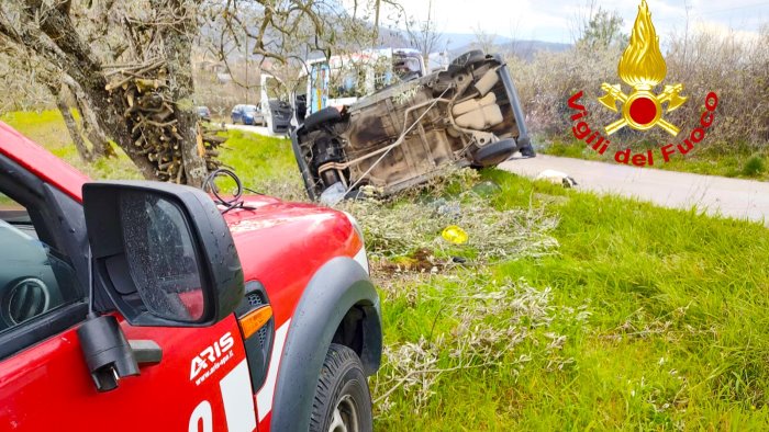 auto sbanda e si ribalta madre e figlio in ospedale