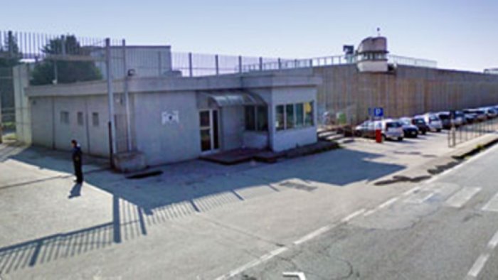 agente ferito da detenuto carcere ariano e come inferno dantesco