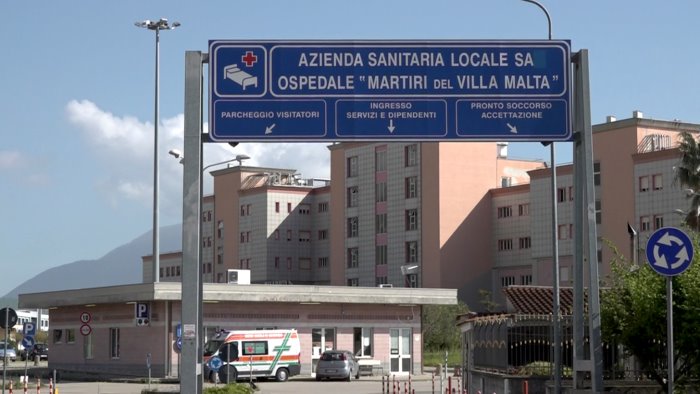 pazienti in fila sulle barelle negli ospedali la sanita e un disastro