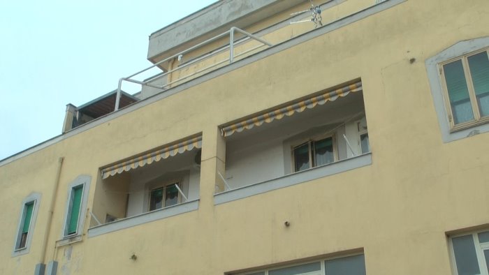 trasferito al santobono il bambino precipitato dal balcone di casa