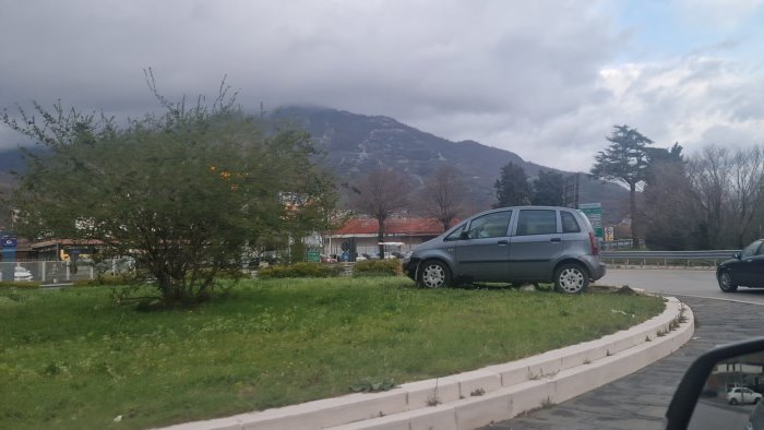 torrette di mercogliano finisce con l auto sulla rotonda paura allo svincolo