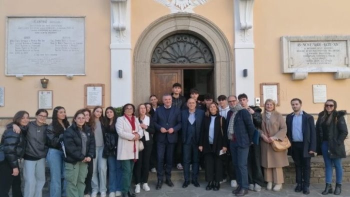 in tantissimi a salento per i muri raccontano tour alla scoperta delle poesie