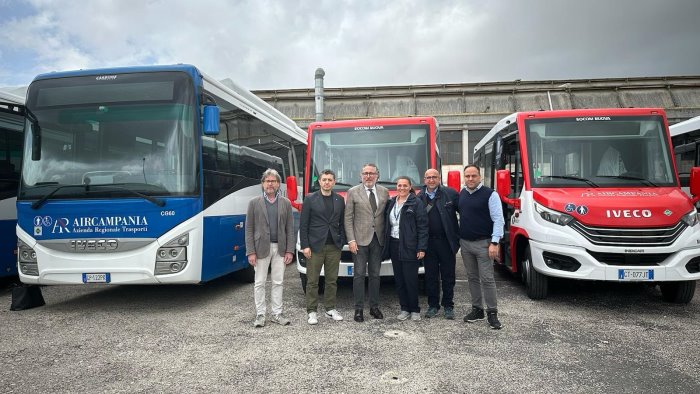 trasporti consegnati altri 16 nuovi pullman ad air campania