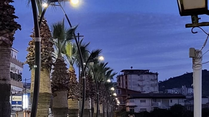 il lungomare di agropoli totalmente illuminato a led