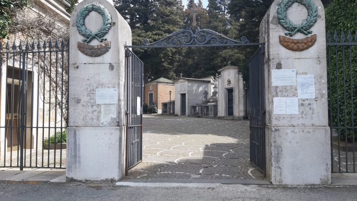 ariano ancora strane sparizioni all interno del cimitero