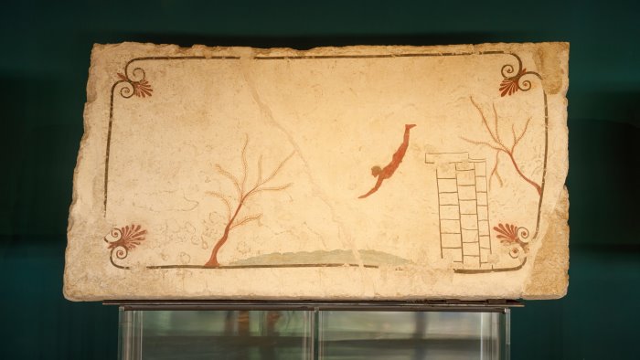 paestum riabbraccia il suo capolavoro torna visibile la tomba del tuffatore