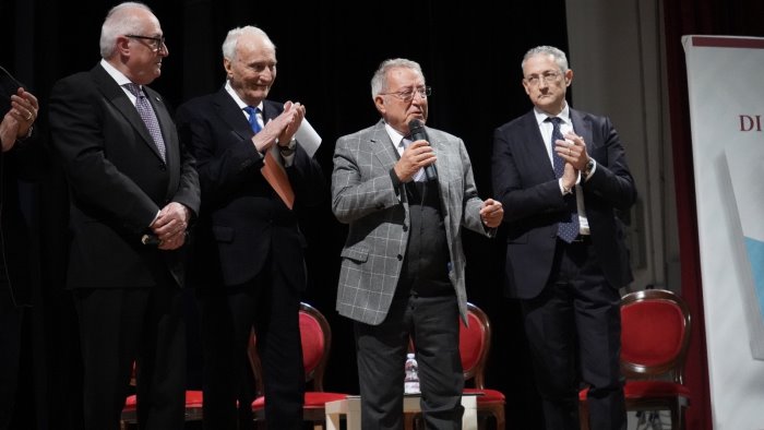 collarile presenta iside e g8mobili omaggia confindustria con una riproduzione