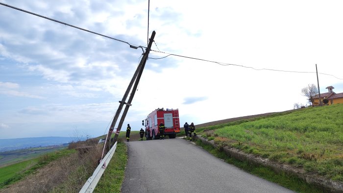 pali pericolanti ad ariano intervengono vigili del fuoco e polizia municipale