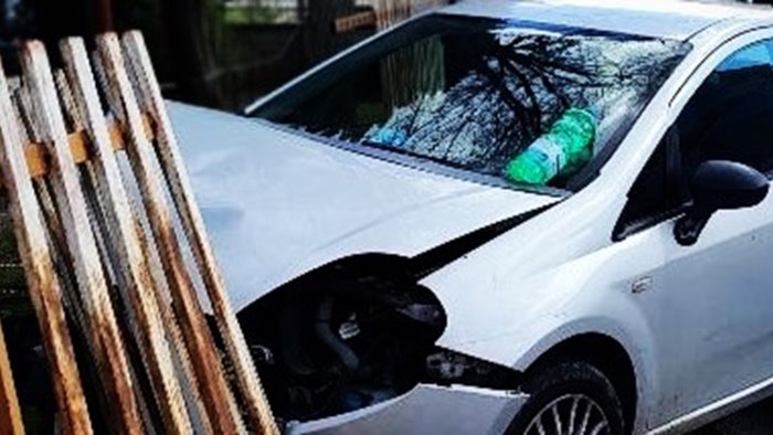 auto si schianta contro una recinzione e resta incastrata un ferito