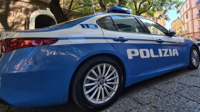 costringe una donna a versare denaro sul suo conto corrente denunciata