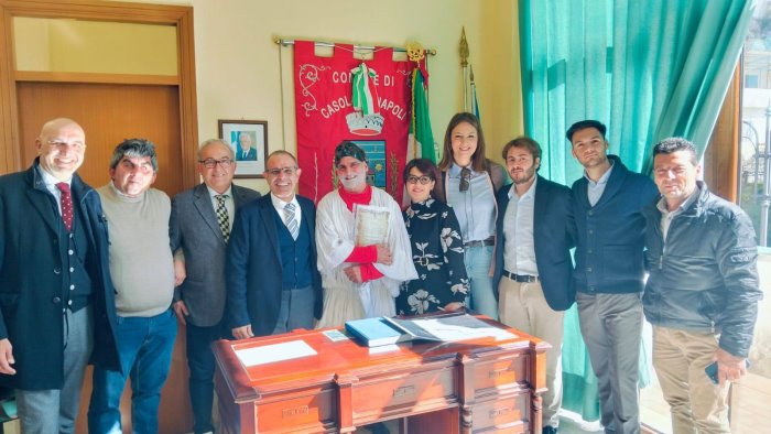 casola di napoli il sindaco alfredo rosalba premia l artista angelo iannelli