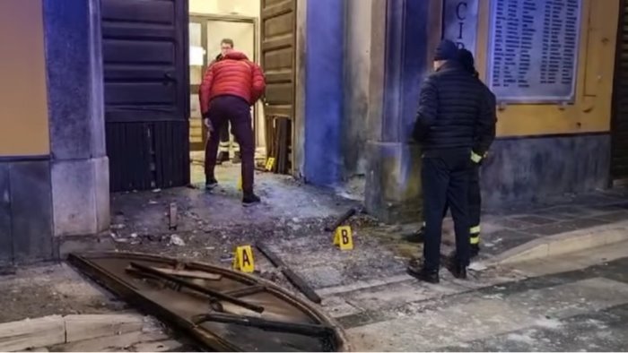ordigno fatto esplodere davanti al municipio di castel san giorgio