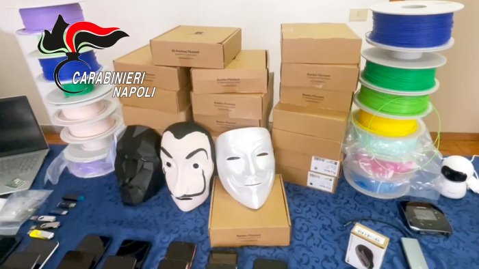 maschere de la casa di carta e squid game blitz nel laboratorio del falso