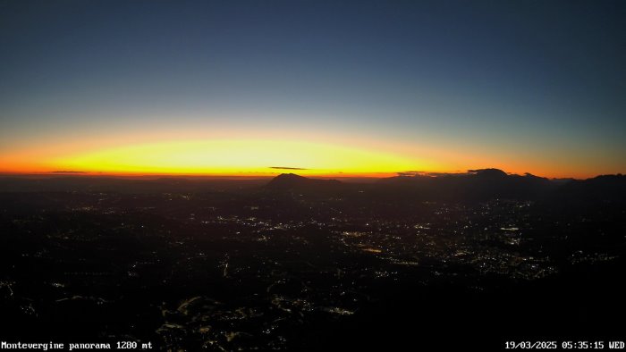 alba artica sul partenio paesaggio mozzafiato e termometro a 6 8