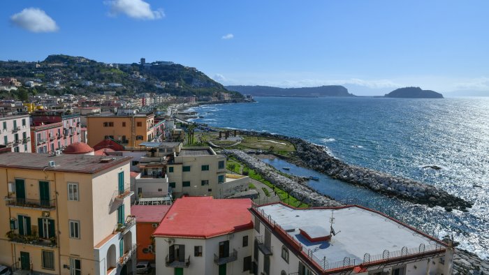 campi flegrei incubo anidride carbonica scuola chiusa summit in prefettura