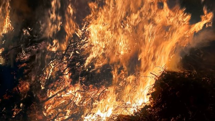 ariano tradizione rispettata falo di san giuseppe accesi ovunque