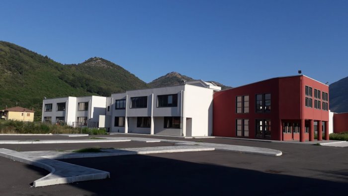 mercato san severino comune contro provincia a rischio i fondi per il liceo